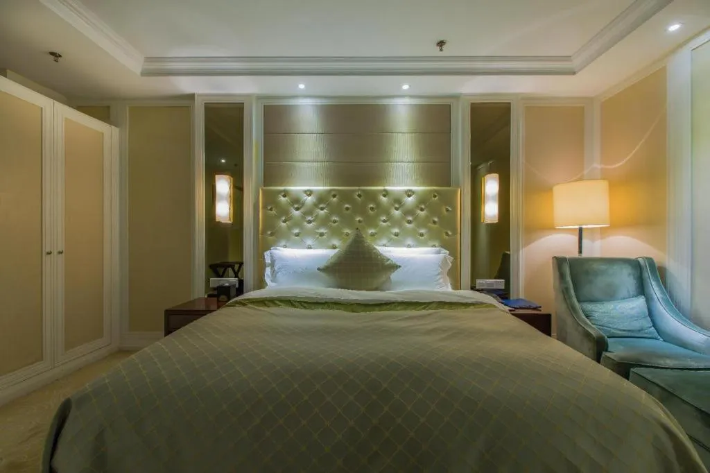 Bed in Dongfang Jianguo Hotel Wuhan
