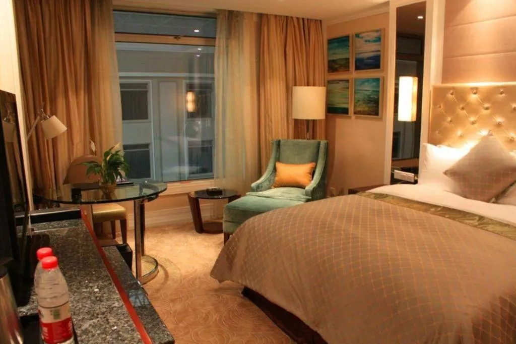 Bed in Dongfang Jianguo Hotel Wuhan