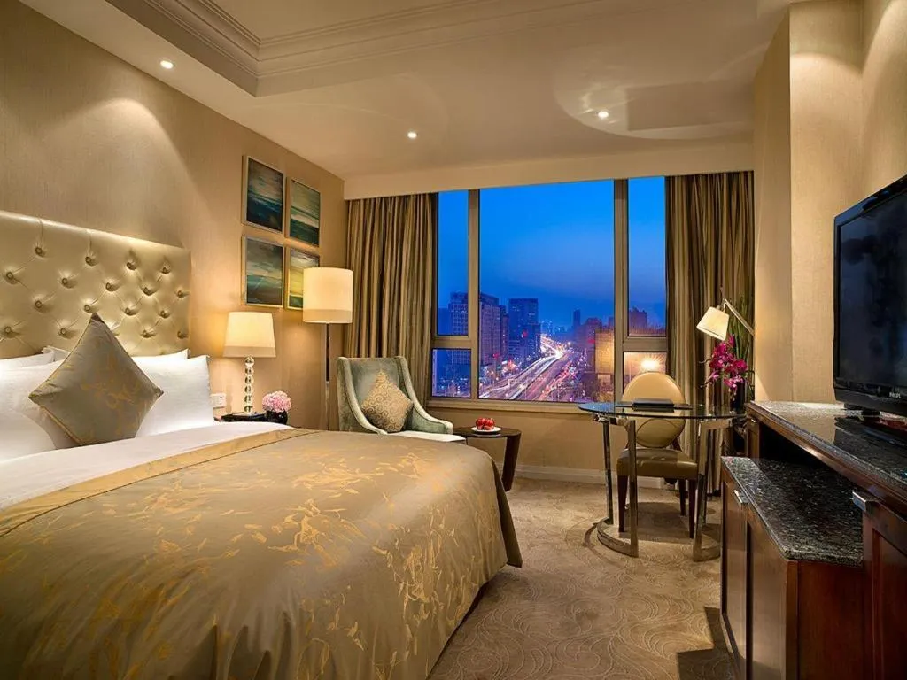 Bed in Dongfang Jianguo Hotel Wuhan