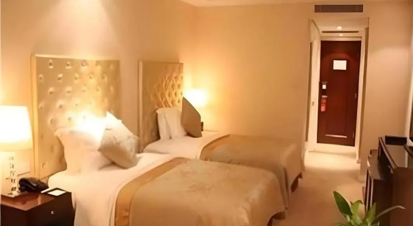 Bed in Dongfang Jianguo Hotel Wuhan