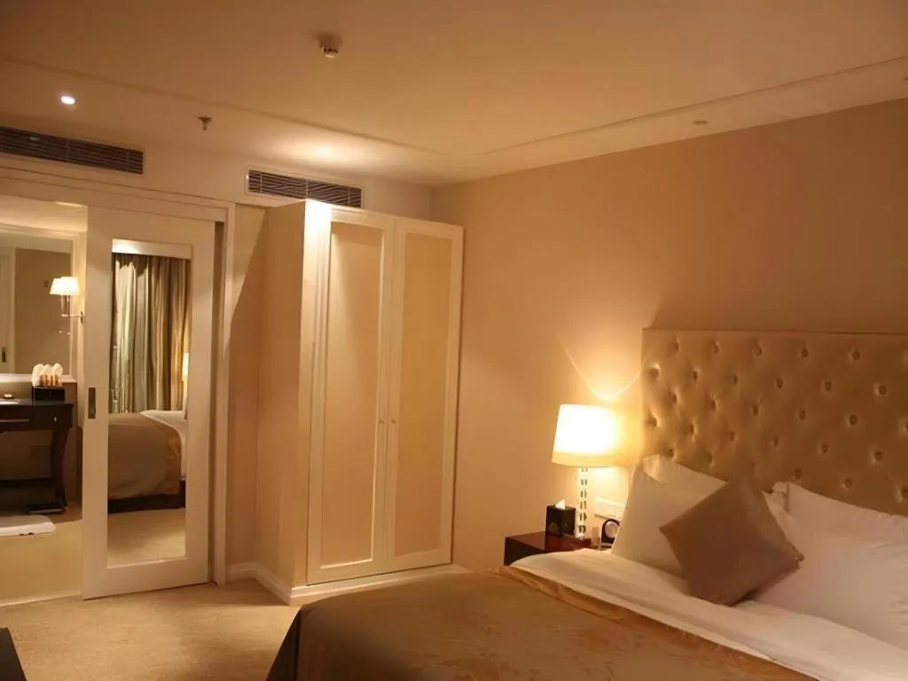 Bed in Dongfang Jianguo Hotel Wuhan