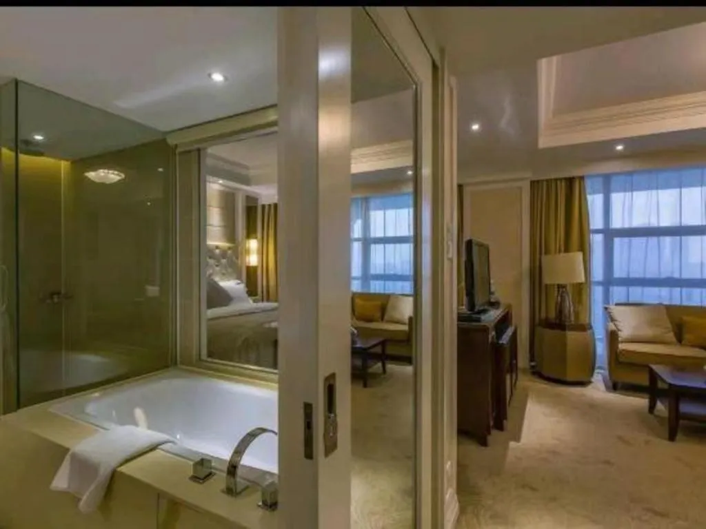 Bed in Dongfang Jianguo Hotel Wuhan