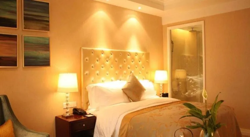 Bed in Dongfang Jianguo Hotel Wuhan