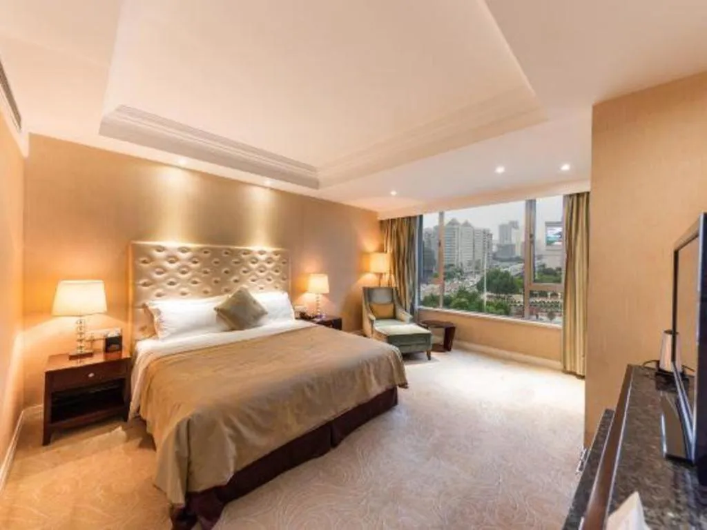 Bed in Dongfang Jianguo Hotel Wuhan