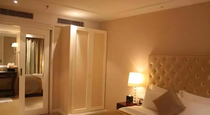 Bed in Dongfang Jianguo Hotel Wuhan