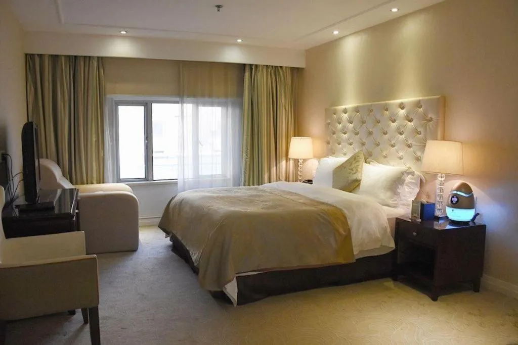 Bed in Dongfang Jianguo Hotel Wuhan