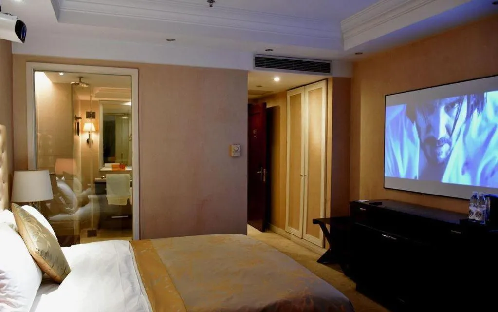 Bed in Dongfang Jianguo Hotel Wuhan