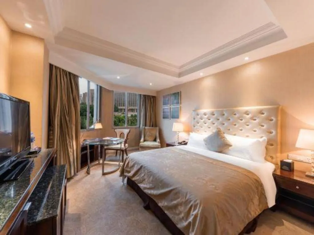 Bed in Dongfang Jianguo Hotel Wuhan