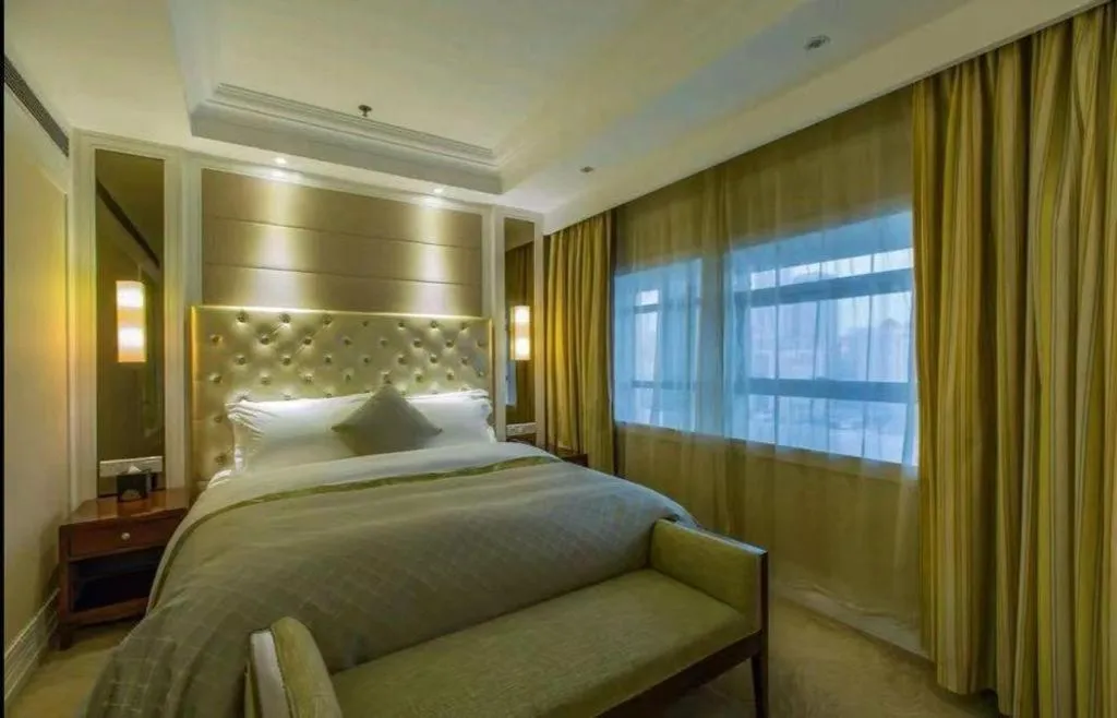 Bed in Dongfang Jianguo Hotel Wuhan