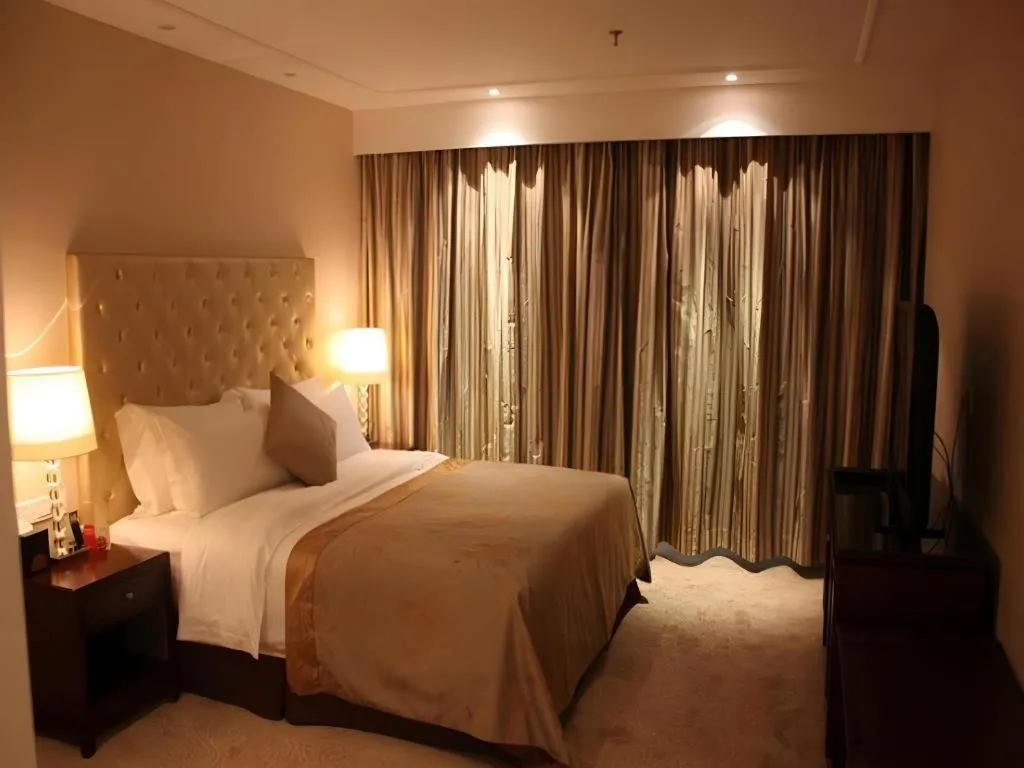 Bed in Dongfang Jianguo Hotel Wuhan