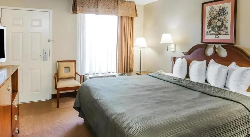 Bed in Quality Inn Reidsville Hwy 29