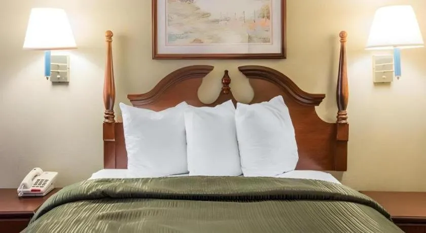 Bed in Quality Inn Reidsville Hwy 29