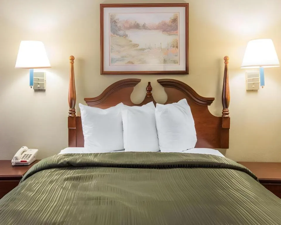 Bed in Quality Inn Reidsville Hwy 29