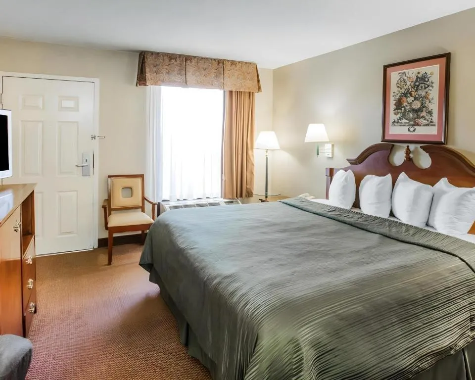 Bed in Quality Inn Reidsville Hwy 29