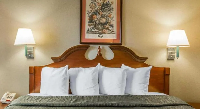 Bed in Quality Inn Reidsville Hwy 29