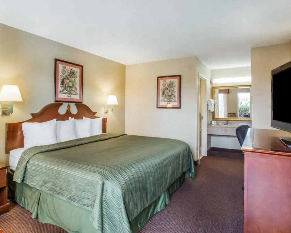 Bed in Quality Inn Reidsville Hwy 29