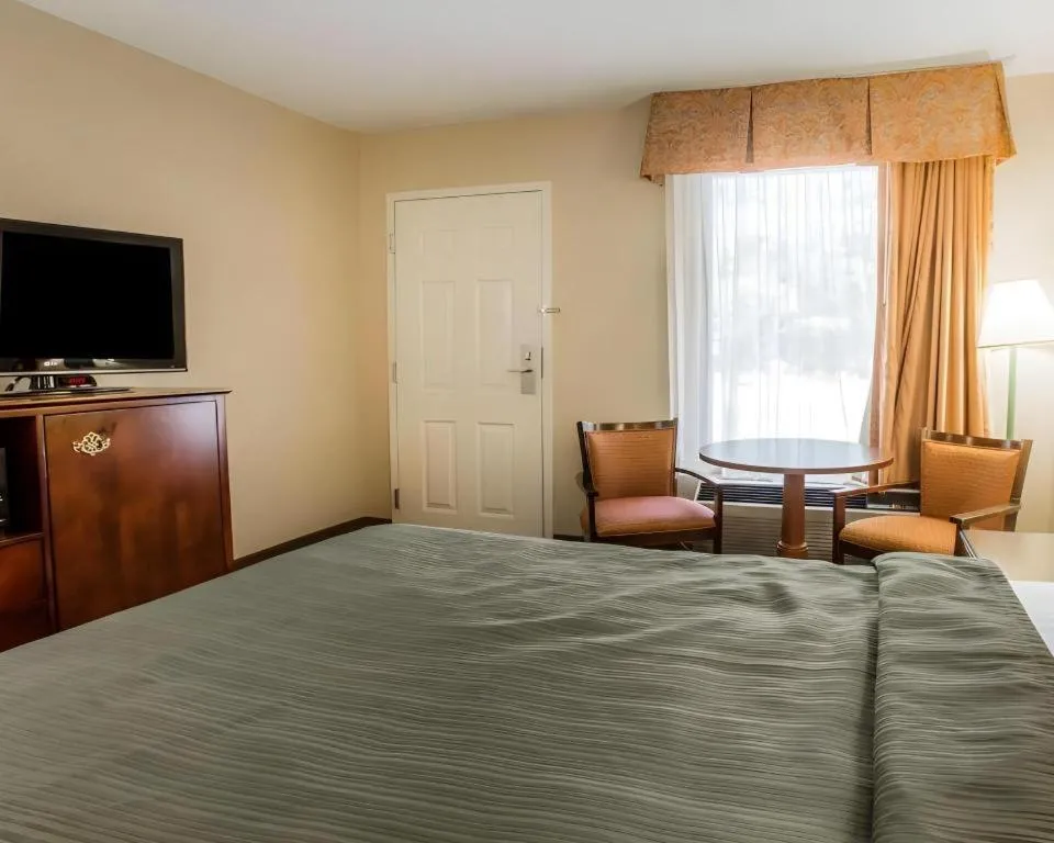 Bed in Quality Inn Reidsville Hwy 29