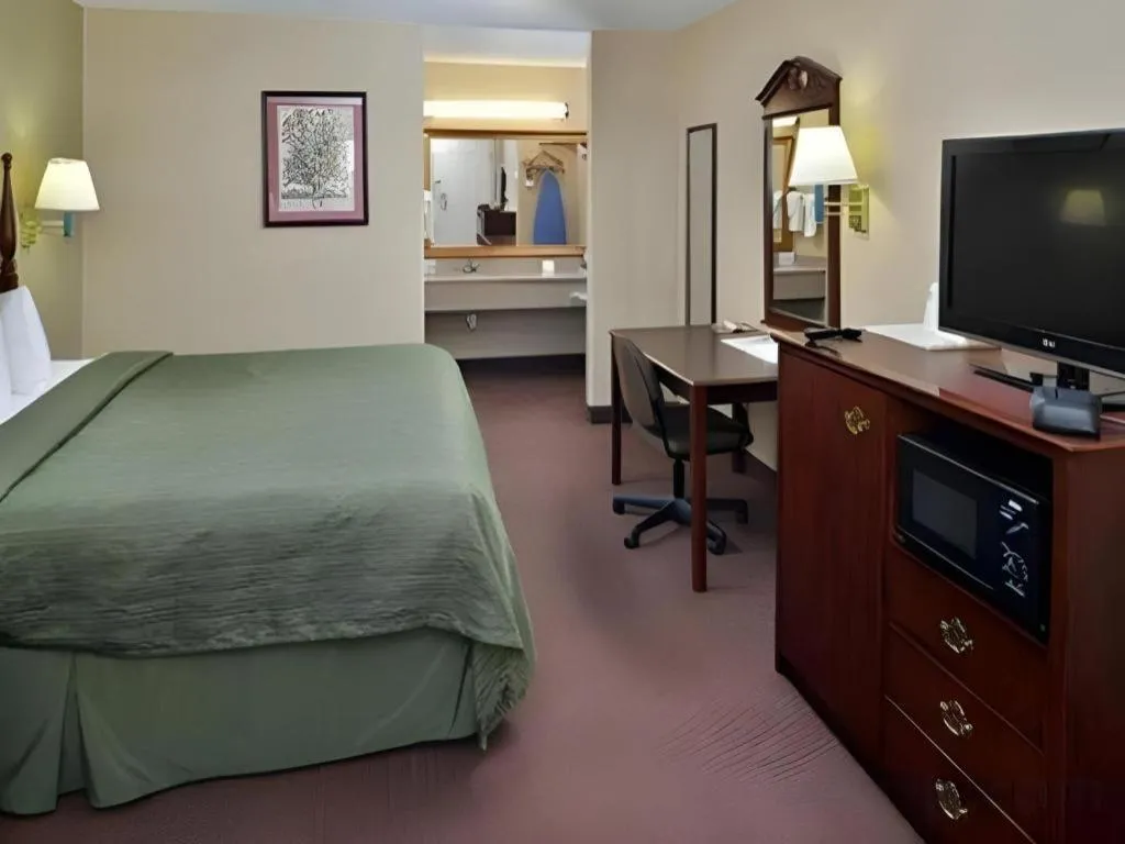 Bed in Quality Inn Reidsville Hwy 29