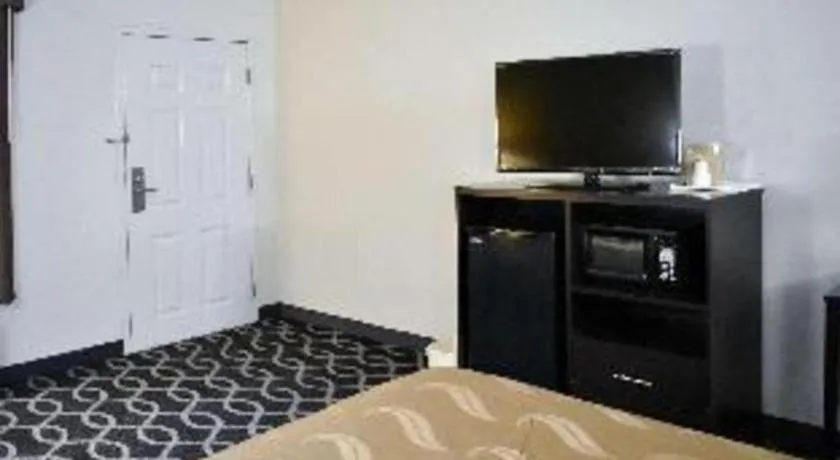 Bed in Quality Inn Reidsville Hwy 29