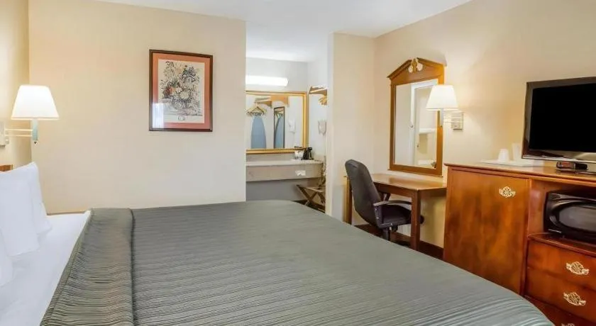 Bed in Quality Inn Reidsville Hwy 29