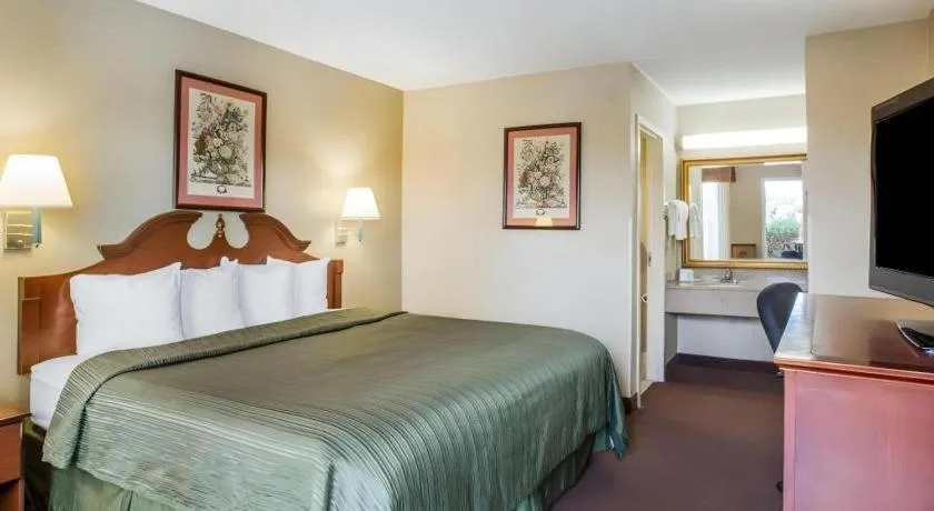 Bed in Quality Inn Reidsville Hwy 29