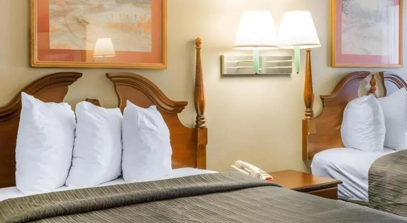 Bed in Quality Inn Reidsville Hwy 29