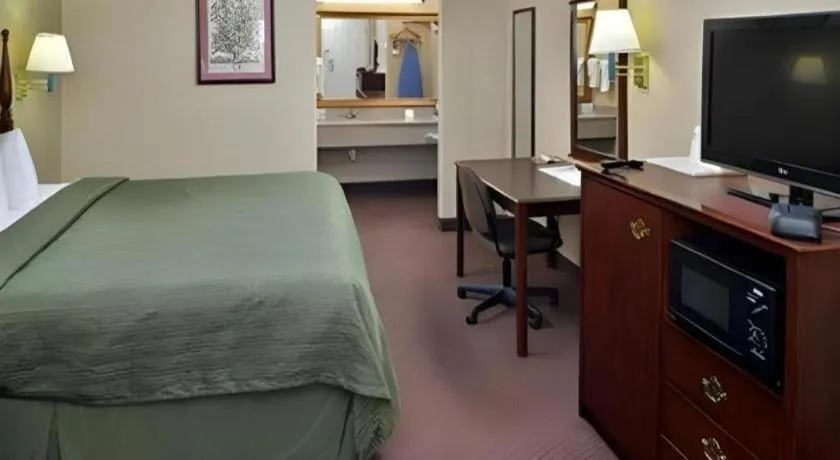 Bed in Quality Inn Reidsville Hwy 29