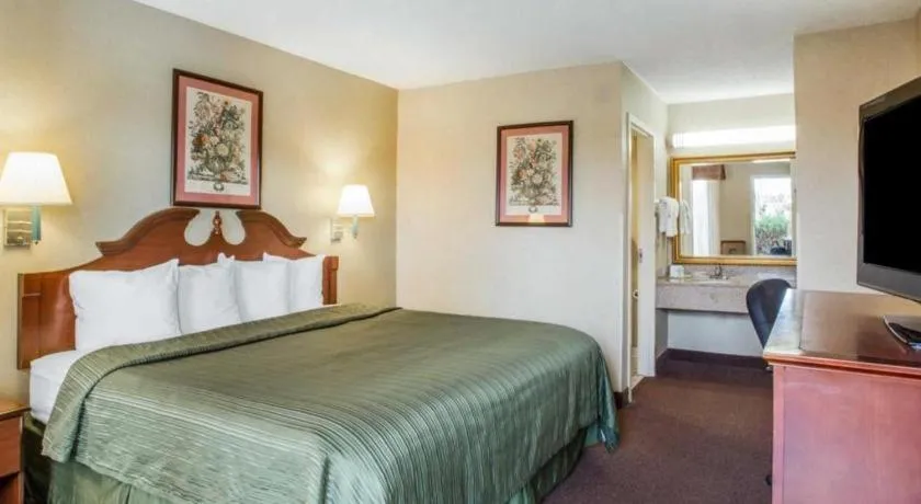 Bed in Quality Inn Reidsville Hwy 29