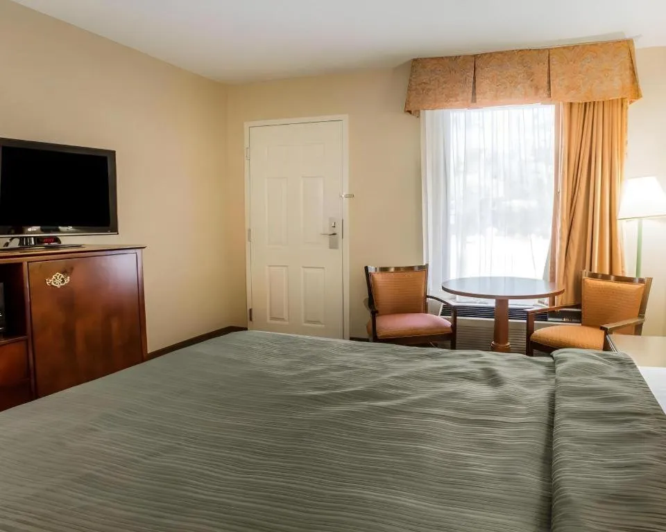 Bed in Quality Inn Reidsville Hwy 29