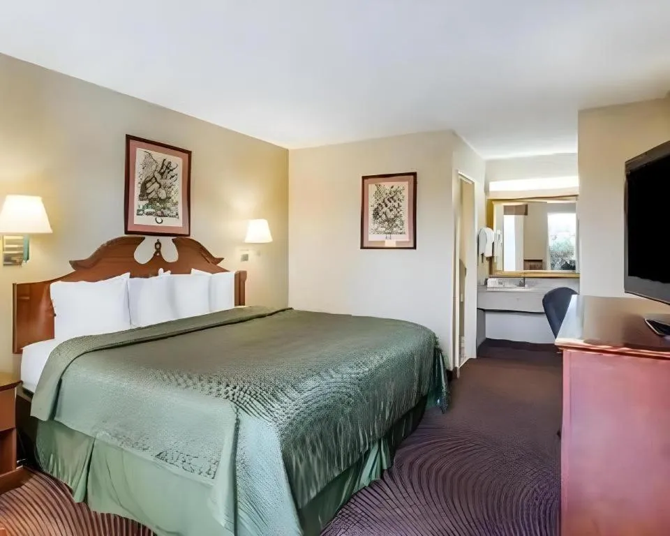 Bed in Quality Inn Reidsville Hwy 29