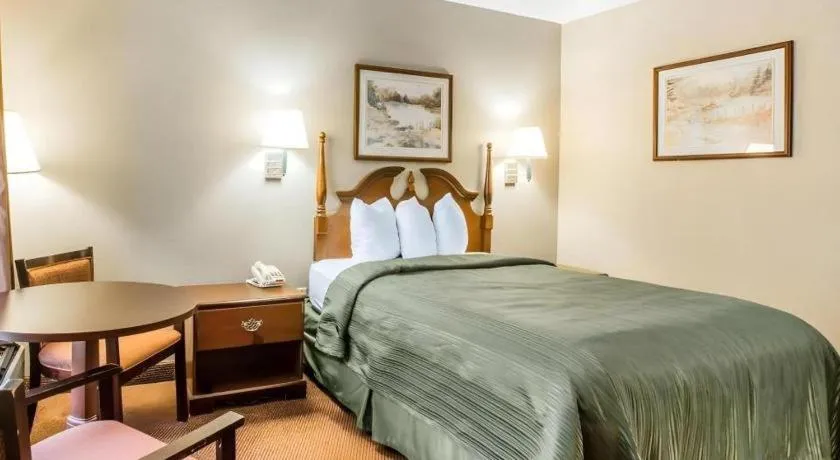 Bed in Quality Inn Reidsville Hwy 29