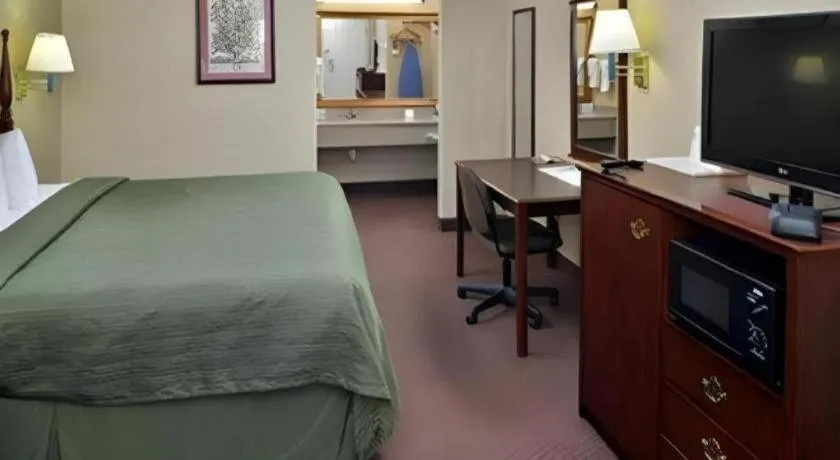 Bed in Quality Inn Reidsville Hwy 29