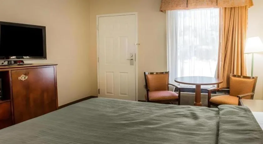 Bed in Quality Inn Reidsville Hwy 29