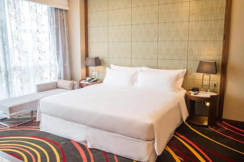 Bed in Ramada Plaza Huizhou East Hotel