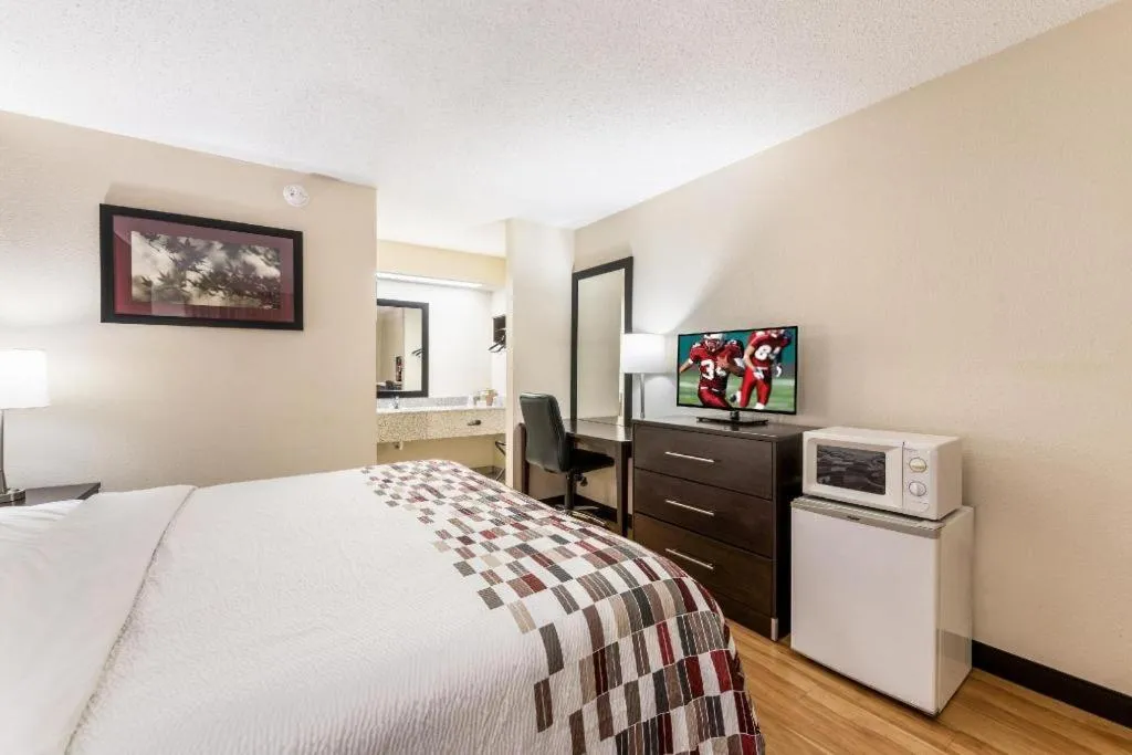 Bed in Red Roof Inn Lexington, NC