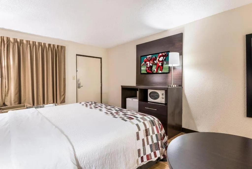 Bed in Red Roof Inn Lexington, NC