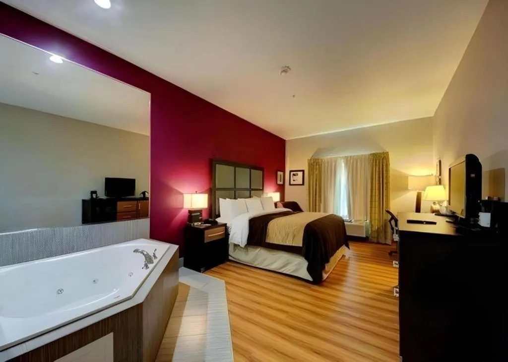 Bed in Comfort Inn & Suites Tulsa I-44 West - Rt 66