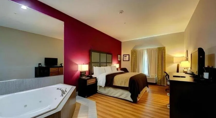 Bed in Comfort Inn & Suites Tulsa I-44 West - Rt 66