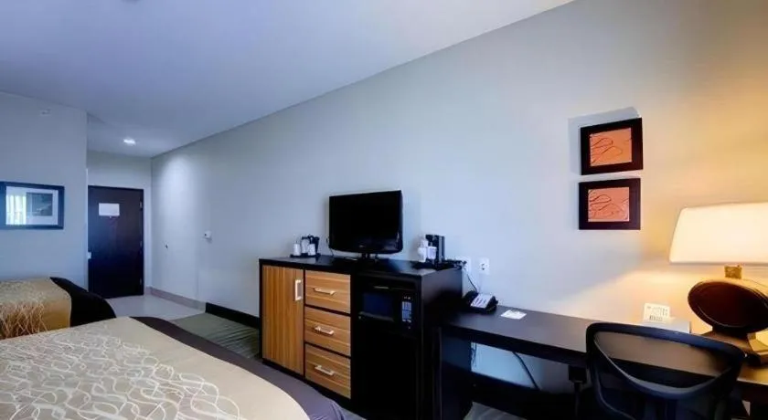 Bed in Comfort Inn & Suites Tulsa I-44 West - Rt 66