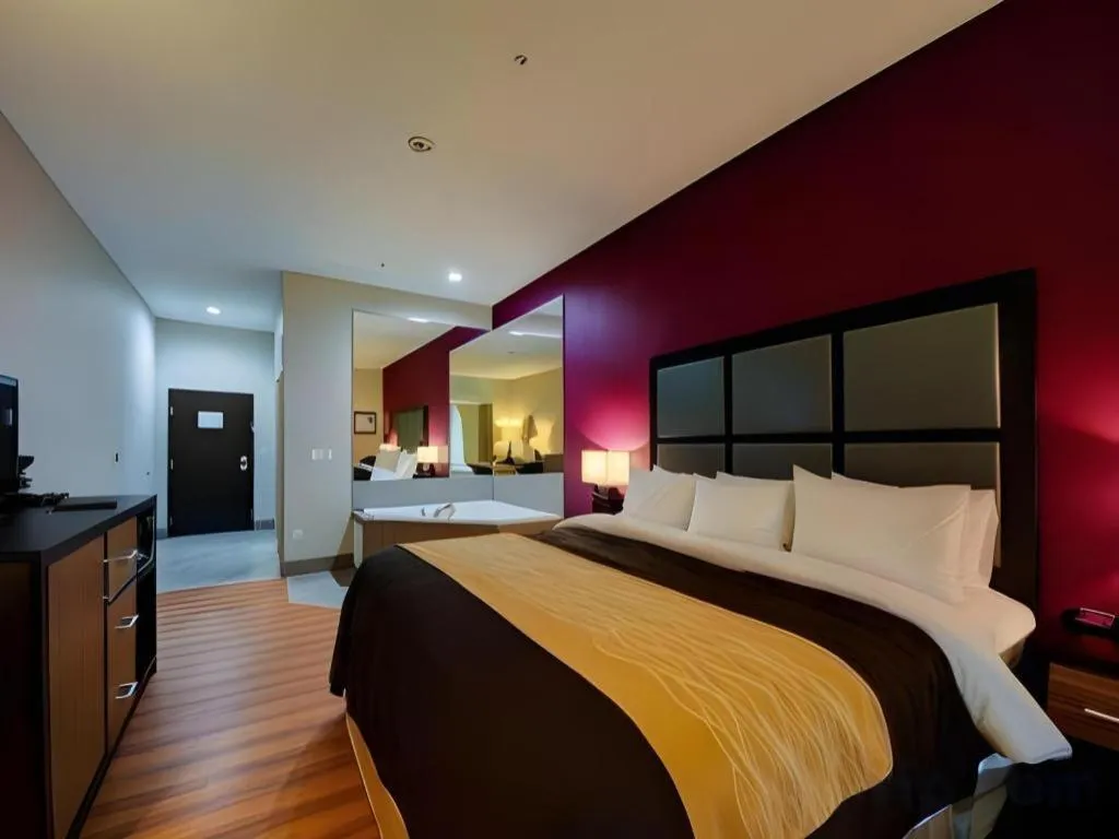 Bed in Comfort Inn & Suites Tulsa I-44 West - Rt 66