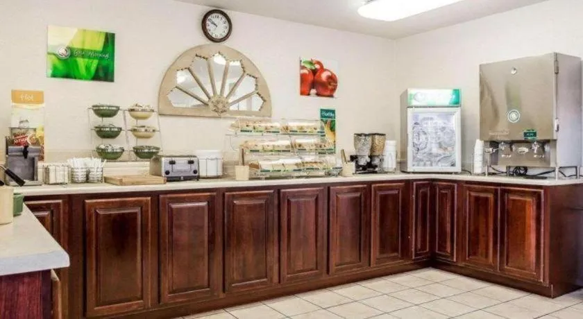 Quality Inn & Suites Des Moines - Merle Hay Road