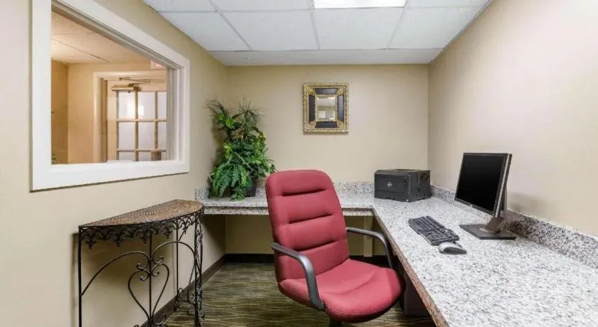 Quality Inn & Suites Des Moines - Merle Hay Road