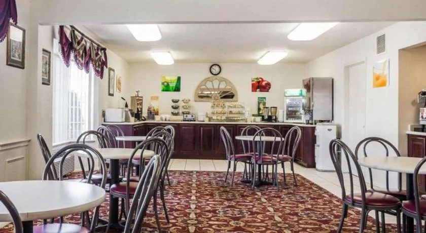 Quality Inn & Suites Des Moines - Merle Hay Road