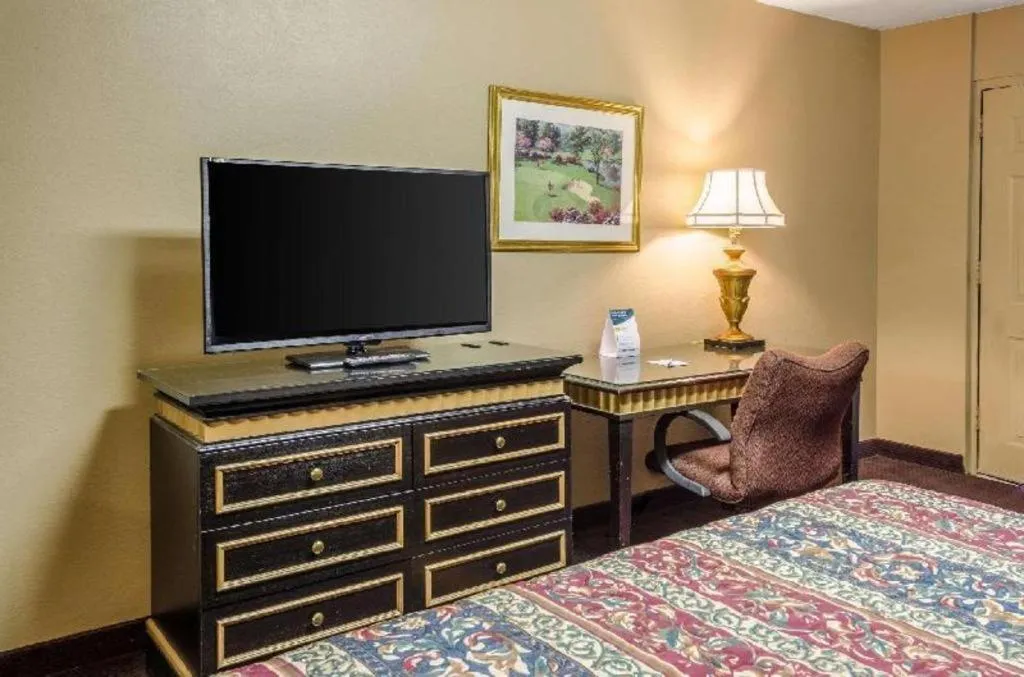 Bed in Rodeway Inn Greenville