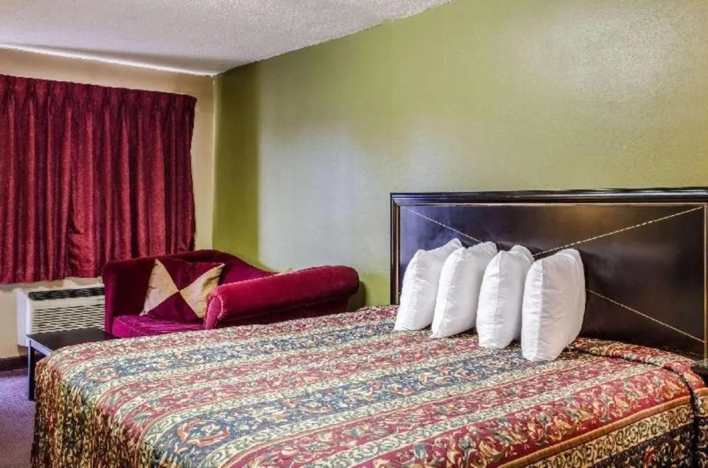 Bed in Rodeway Inn Greenville