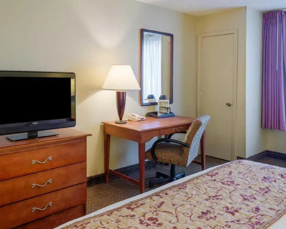 Bed in Rodeway Inn Greenville Bed in Rodeway Inn Greenville