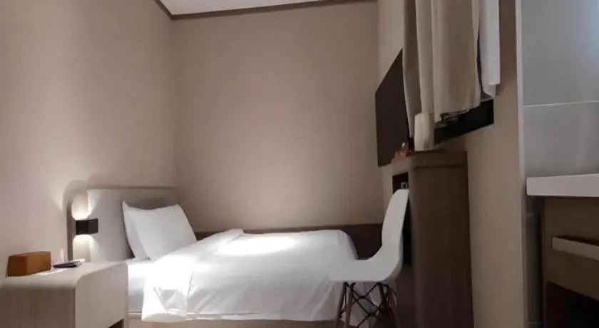 Hanting Hotel Qingdao May Fourth Square Zhiquan Road Metro Station