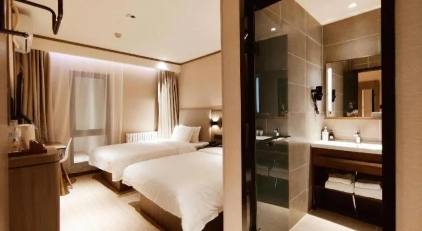 Hanting Hotel Qingdao May Fourth Square Zhiquan Road Metro Station