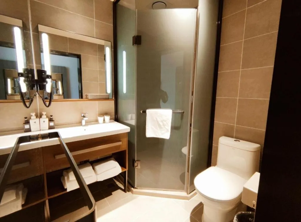 Hanting Hotel Qingdao May Fourth Square Zhiquan Road Metro Station