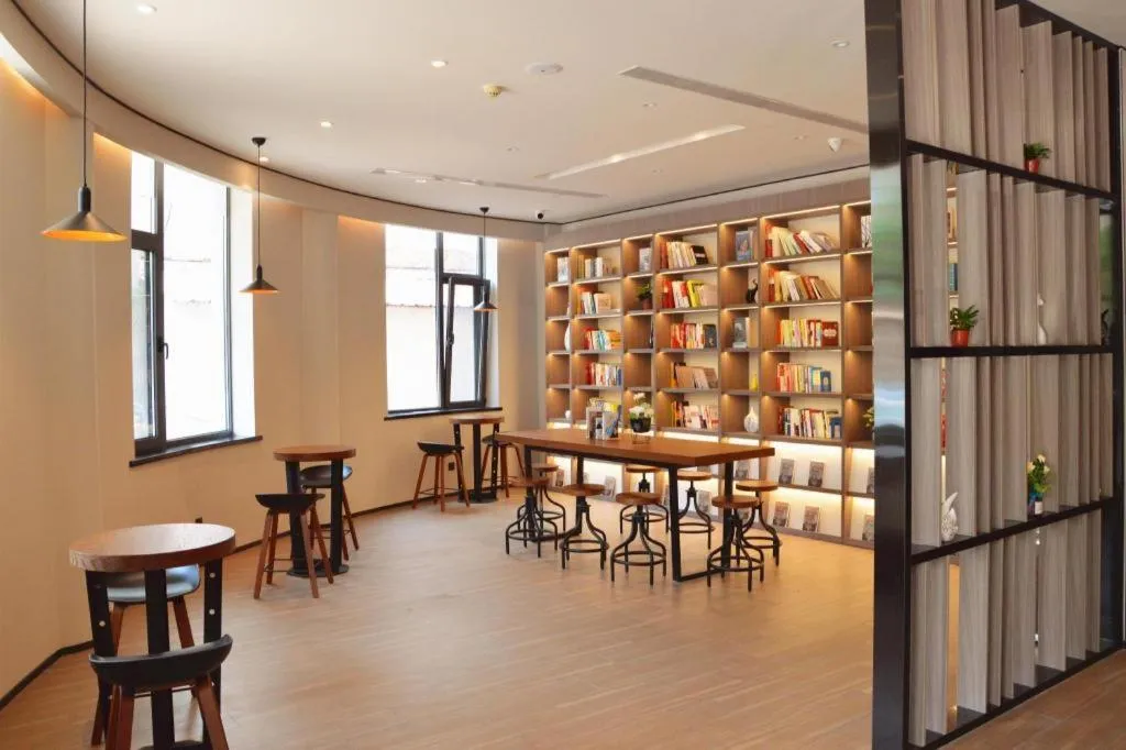 Hanting Hotel Qingdao May Fourth Square Zhiquan Road Metro Station